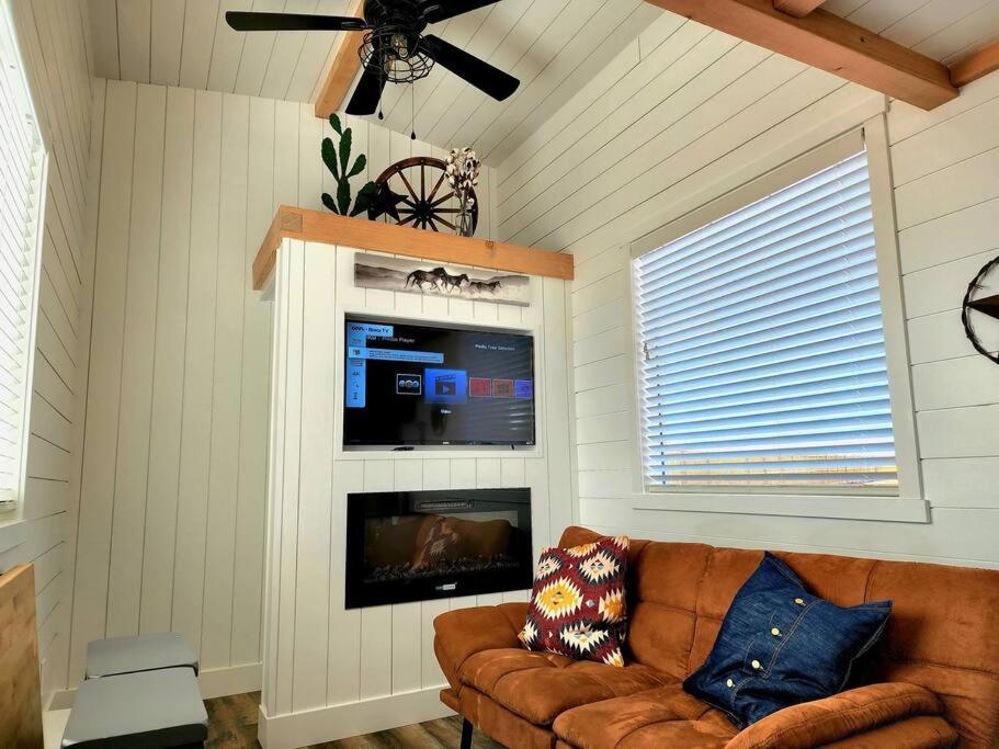 Romantic Tiny Home With Private Deck Apple Valley Exterior photo