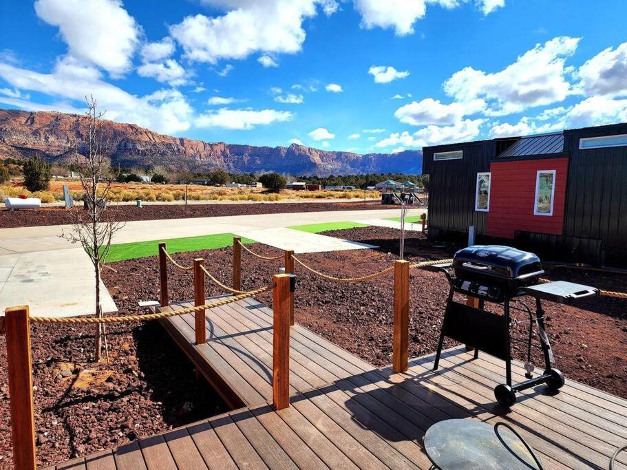 Romantic Tiny Home With Private Deck Apple Valley Exterior photo